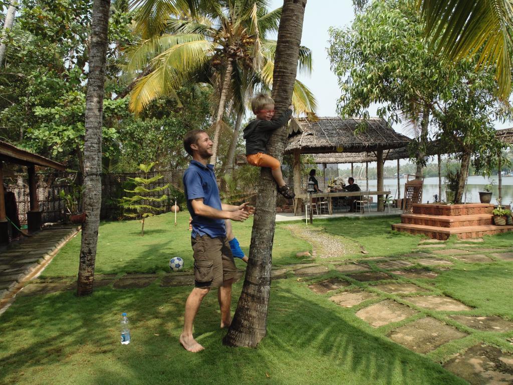 Ambadis Villas Kodungallur Bagian luar foto